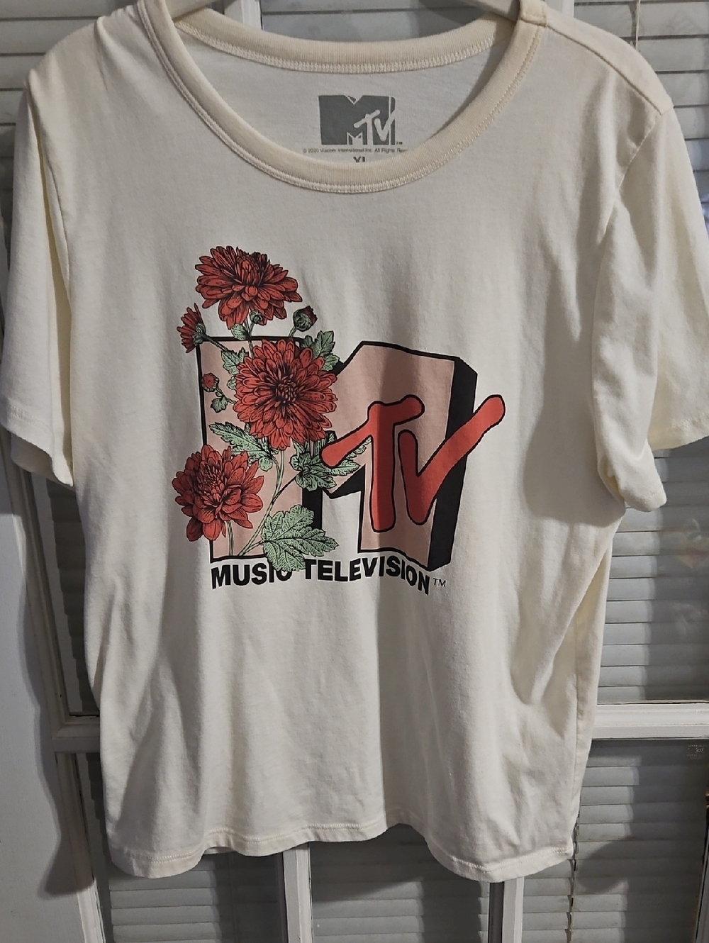 MTV Vintage Floral Logo Graphic Tee - Cream with Red Flowers. Sz XL. EUC